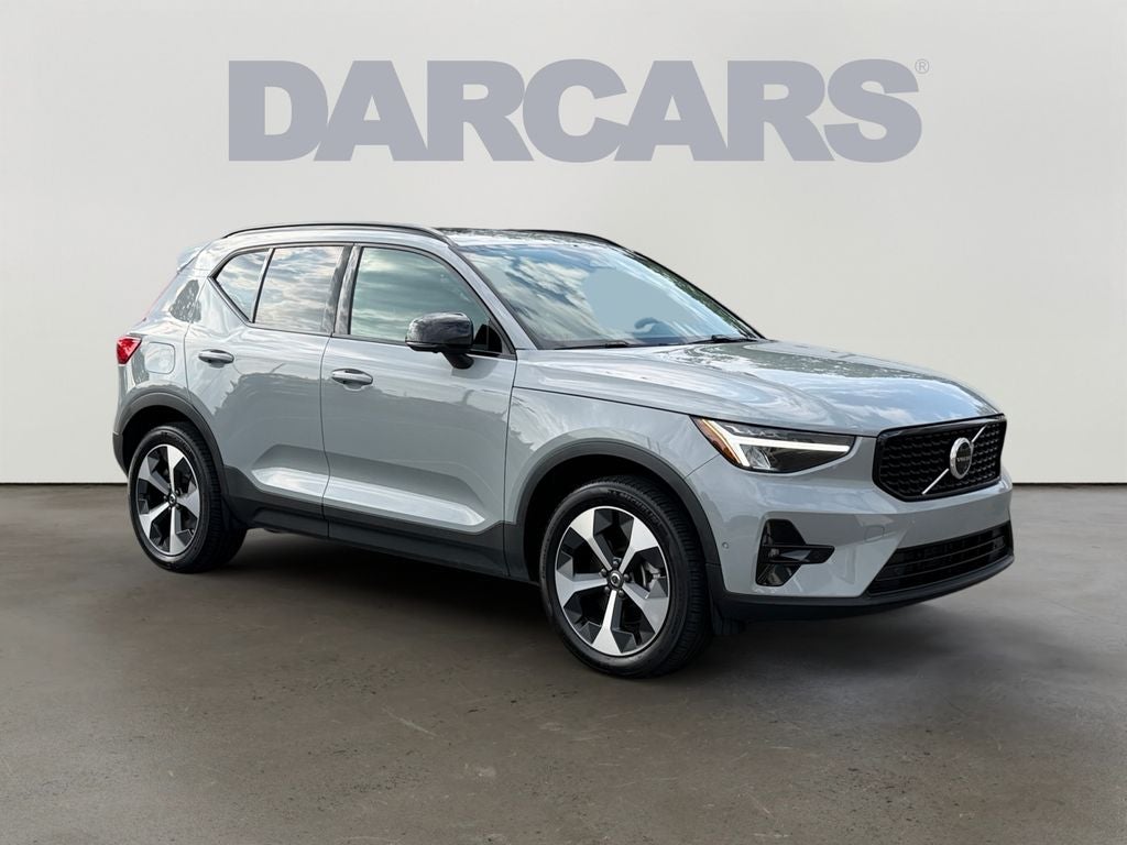 2025 Volvo XC40 B5 Plus Dark Theme in Vapour Gray Metallic — front three-quarter view